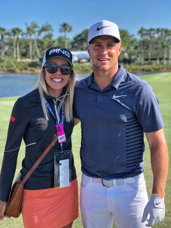 Pernilla Lindberg with Alex Norén beside a lake on a golf course